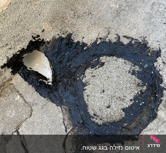 חומר איטום שחור סביב חור בגג